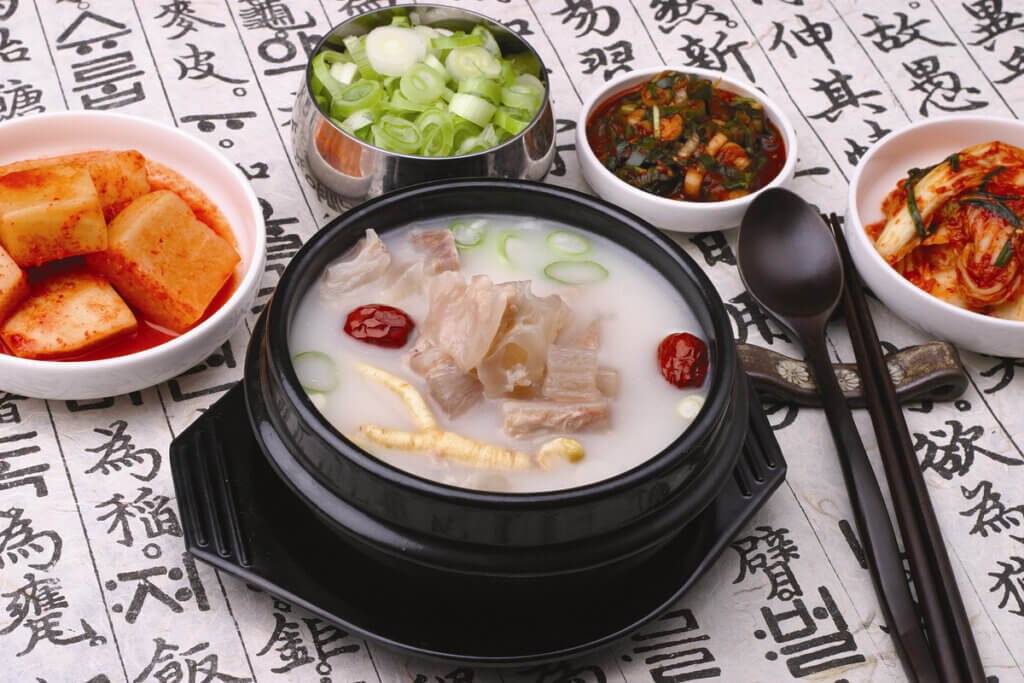 Must-Try Dishes in Seoul : Seolleongtang – Milky Bone Broth Soup